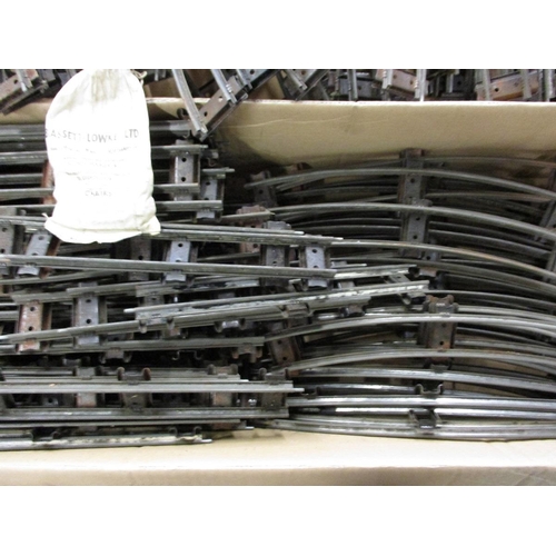 275 - A very large quantity of O gauge steel track