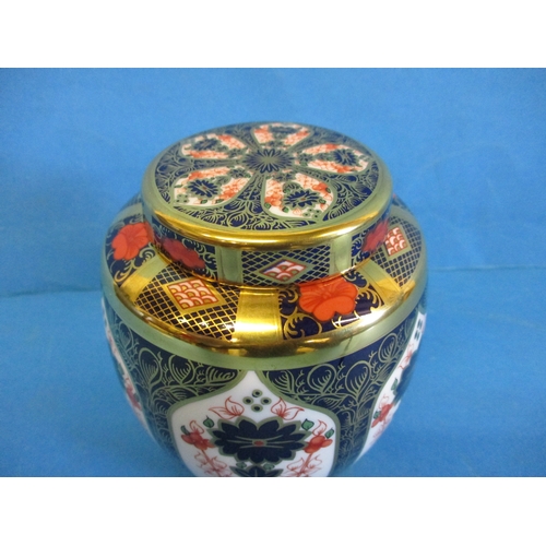 249 - A Royal Crown Derby ginger jar and cover in the 1128 pattern