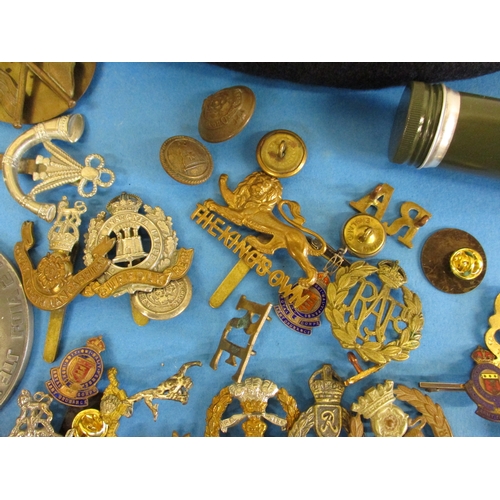 210 - A quantity of vintage military cloth and metal badges and buttons