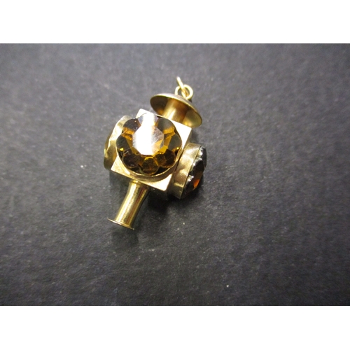 89 - A 9ct gold pendant in the form of a signal lamp