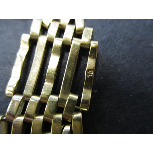 93 - A 9ct gold gate bracelet, approx. weight 17.8g