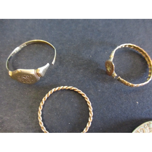 113 - A quantity of 9ct gold items. Approximate total weight 24.5g.