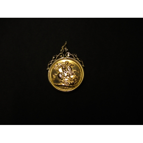 126 - A 1967 gold sovereign in a 9ct pendant mount