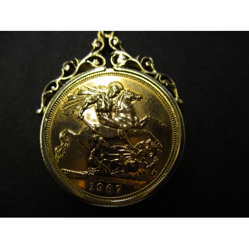 126 - A 1967 gold sovereign in a 9ct pendant mount