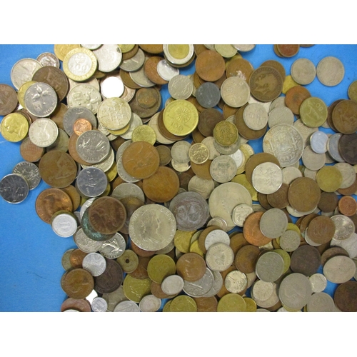 145 - A large quantity of world coins, approx. total weight 3758g