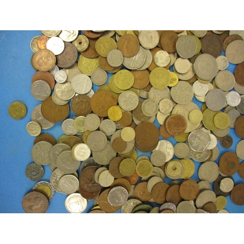 145 - A large quantity of world coins, approx. total weight 3758g