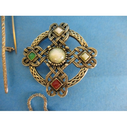 172 - A parcel of sterling silver items, to include Scottish kilt pins and a brooch