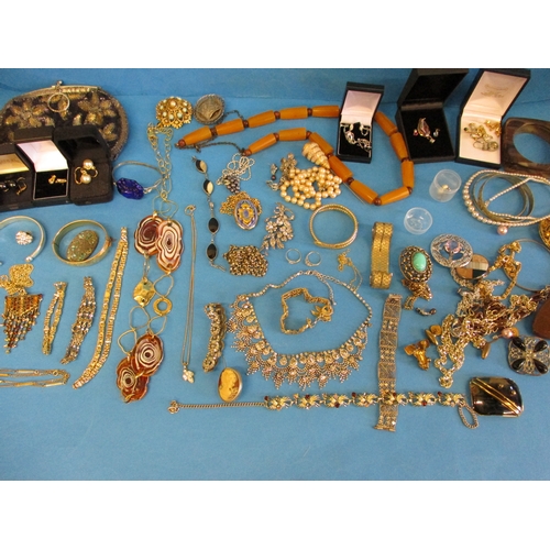 184 - A large quantity of vintage costume jewellery, to include some 9ct gold items