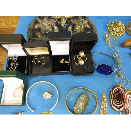 184 - A large quantity of vintage costume jewellery, to include some 9ct gold items