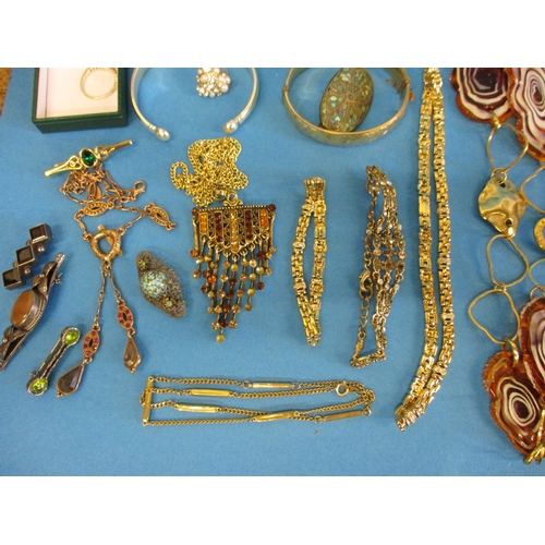 184 - A large quantity of vintage costume jewellery, to include some 9ct gold items