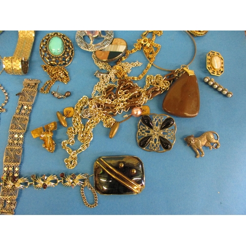 184 - A large quantity of vintage costume jewellery, to include some 9ct gold items