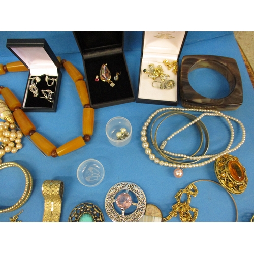 184 - A large quantity of vintage costume jewellery, to include some 9ct gold items