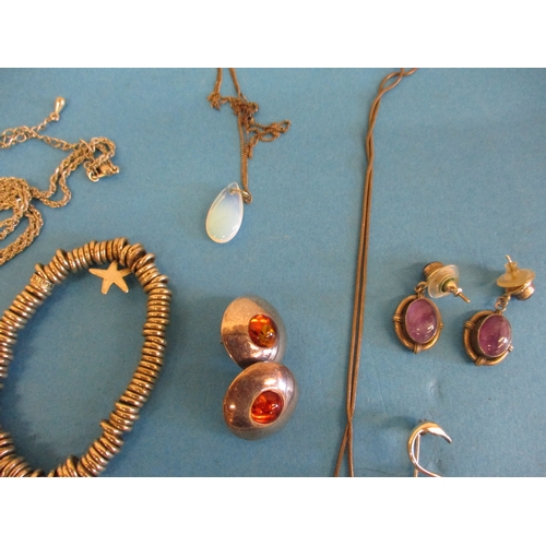 186 - A parcel of silver and white metal jewellery items