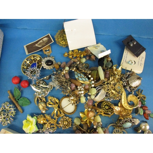 187 - A box of vintage costume jewellery