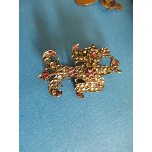 188 - A quantity of vintage costume jewellery to include a brooch in the form of an Aquila,