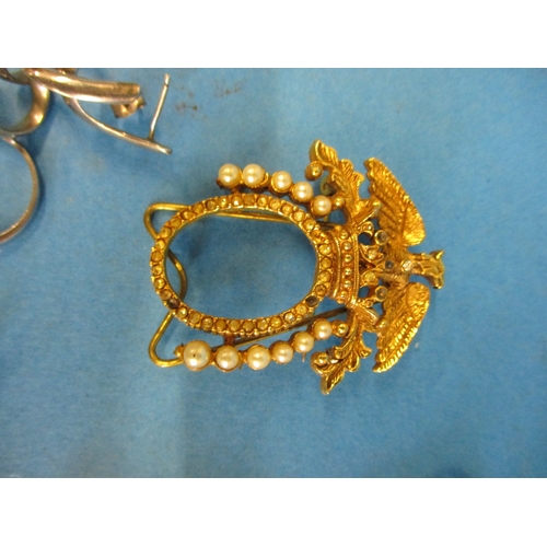 189 - A small parcel of interesting costume jewellery items