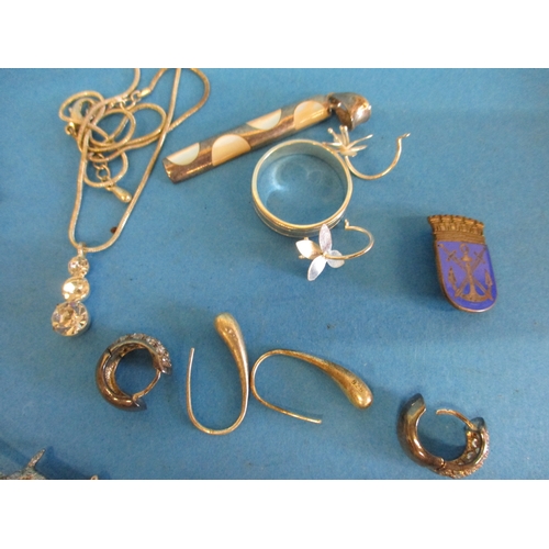 189 - A small parcel of interesting costume jewellery items