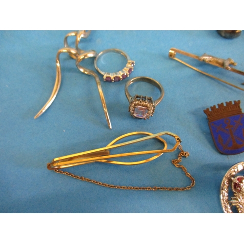 189 - A small parcel of interesting costume jewellery items