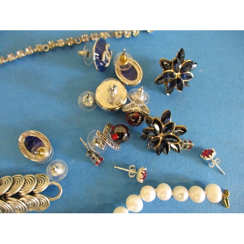 191 - A quantity of costume jewellery