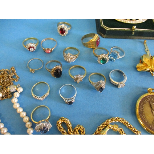 192 - A quantity of costume jewellery to include dress rings