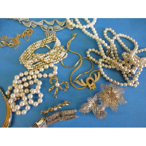 192 - A quantity of costume jewellery to include dress rings