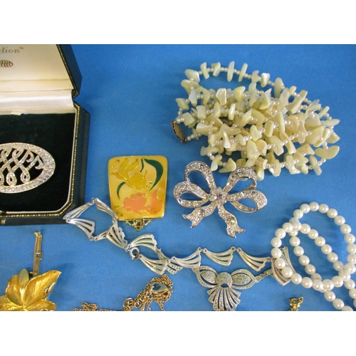 192 - A quantity of costume jewellery to include dress rings