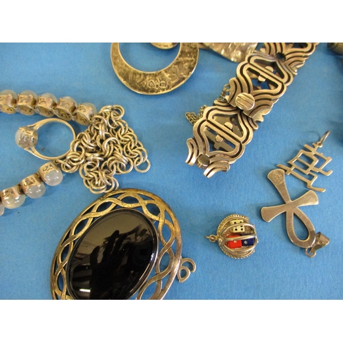 194 - A large quantity of silver and white metal costume jewellery and other items