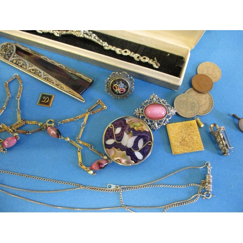 195 - A quantity of interesting items of mainly costume jewellery