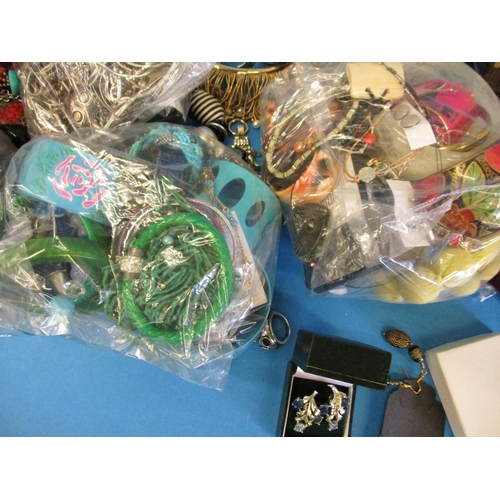 197 - A very large quantity of vintage, retro and collectable costume jewellery