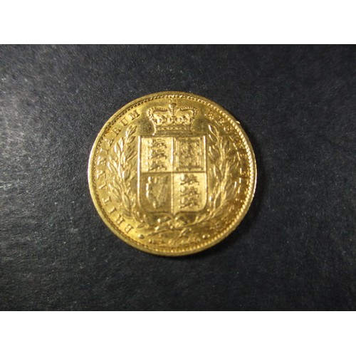 105 - An 1853 shield back gold sovereign