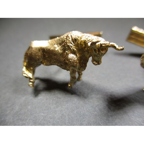 32 - A pair of 14ct gold cufflinks featuring the stock market bull and bear symbols, approx. weight 17g, ... 