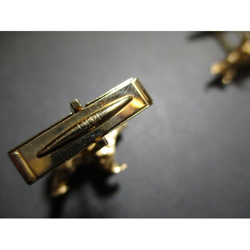 32 - A pair of 14ct gold cufflinks featuring the stock market bull and bear symbols, approx. weight 17g, ... 