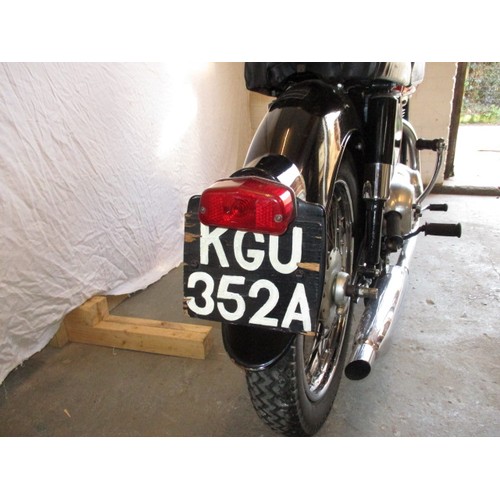 286 - A 1957 Matchless G2 250cc motorbike, in clean road useable condition with V5 certificate, run recent... 