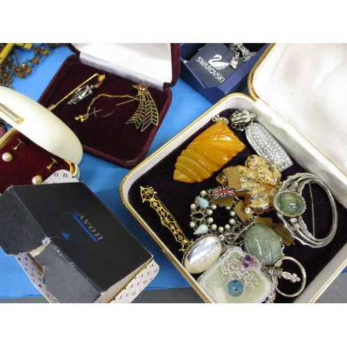 62 - A very large quantity of vintage jewellery to include gold and silver items, with Samsonite jeweller... 