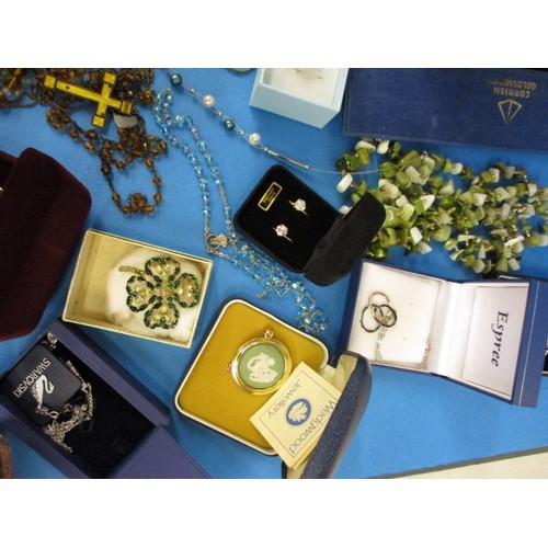 62 - A very large quantity of vintage jewellery to include gold and silver items, with Samsonite jeweller... 