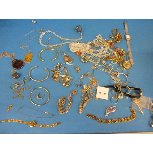 63 - A quantity of vintage costume jewellery, to include gold and silver items, all in pre-owned conditio... 