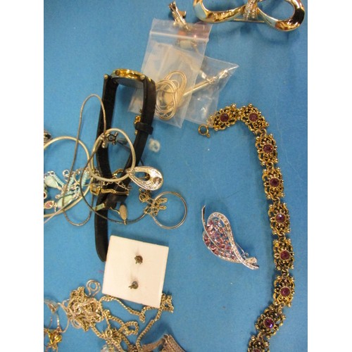 63 - A quantity of vintage costume jewellery, to include gold and silver items, all in pre-owned conditio... 