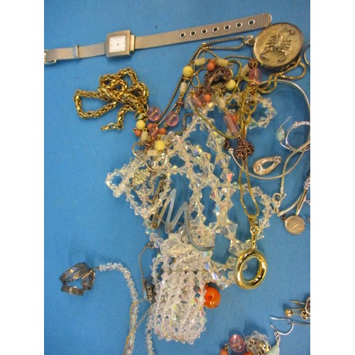 63 - A quantity of vintage costume jewellery, to include gold and silver items, all in pre-owned conditio... 