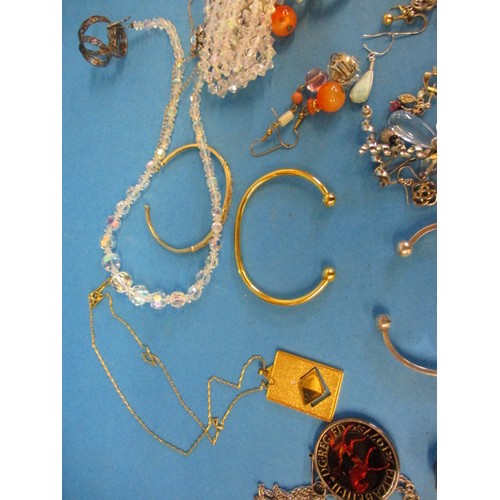 63 - A quantity of vintage costume jewellery, to include gold and silver items, all in pre-owned conditio... 