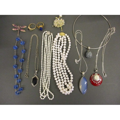 75 - A quantity of vintage costume jewellery to include a Lladro ‘waterdrop’ talisman necklace, some item... 