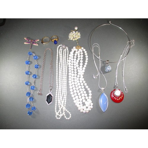 75 - A quantity of vintage costume jewellery to include a Lladro ‘waterdrop’ talisman necklace, some item... 