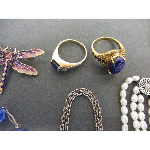 75 - A quantity of vintage costume jewellery to include a Lladro ‘waterdrop’ talisman necklace, some item... 