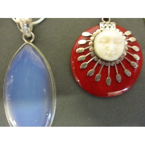 75 - A quantity of vintage costume jewellery to include a Lladro ‘waterdrop’ talisman necklace, some item... 