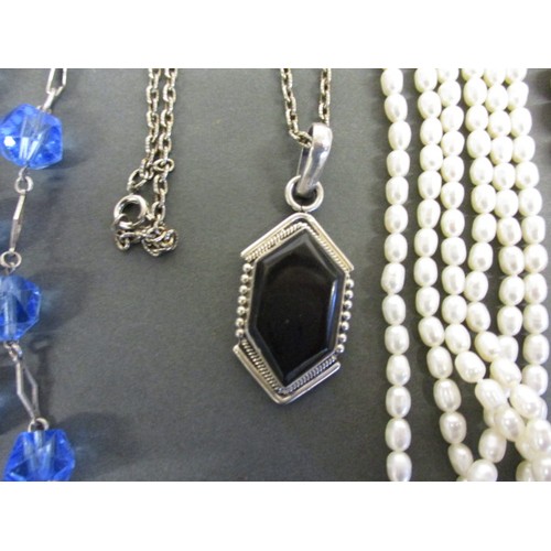 75 - A quantity of vintage costume jewellery to include a Lladro ‘waterdrop’ talisman necklace, some item... 