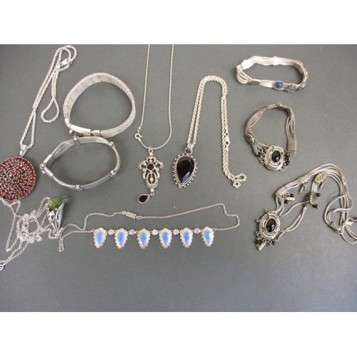 68 - A quantity of mixed grade silver jewellery items, mostly 925 but some 800, approx. total weight 250g... 