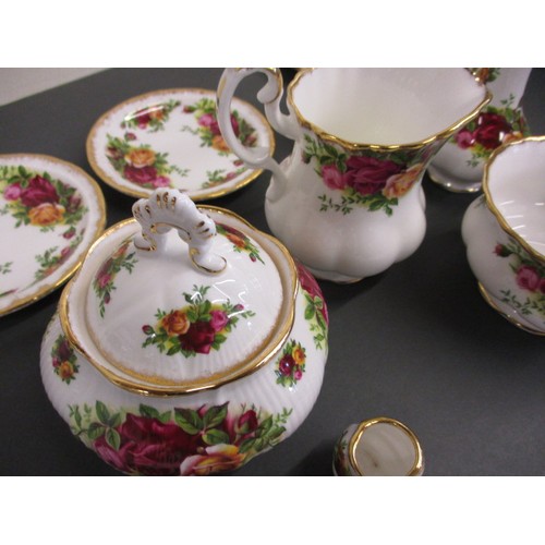 217 - A quantity of Royal Albert old country roses, all first quality and in excellent condition