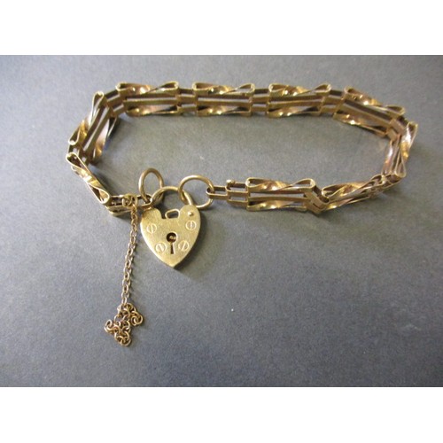 299 - A 9ct gold gate bracelet, approx. weight 7.1g with working clasp but broken safety chain