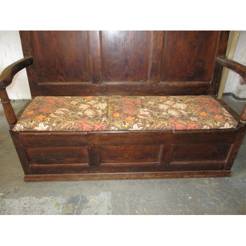 296 - A vintage country house style box settle. In good useable condition with use-related marks, approx. ... 