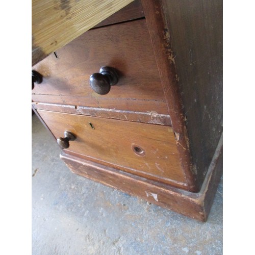 300 - An Edwardian office desk with leather inset writing surface and 2 columns of 4 drawers, the top remo... 