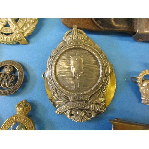 210 - A parcel of vintage military metal and cloth badges, all in used condition with general age-related ... 